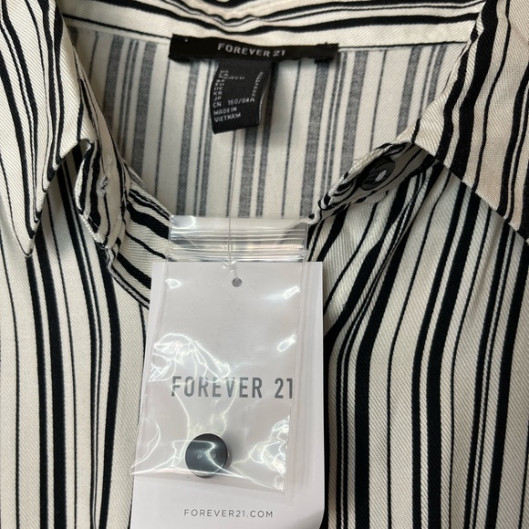 Forever 21 boxy cropped button up top - Picture 4 of 4